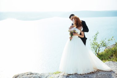 muhteşem sarışın gelin ve damat klas se ortasında buzlu