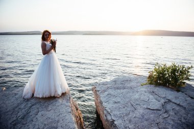 Denizin ortasında buzlu muhteşem sarışın