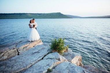 güzel güzel sarışın gelin ve şık damat buzlu t