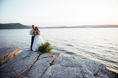 güzel güzel sarışın gelin ve şık damat buzlu t