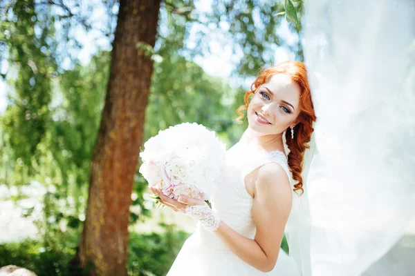 Posa sposa felice per la foto . — Foto Stock