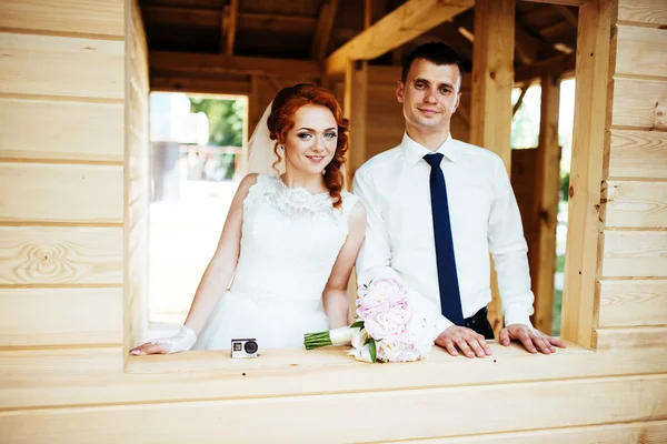 Feliz pareja novia — Foto de Stock