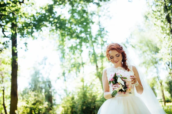 Glad brud poserar för fotot. — Stockfoto