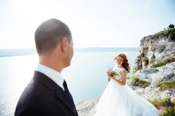 Pareja de boda alojarse sobre hermoso paisaje — Foto de Stock