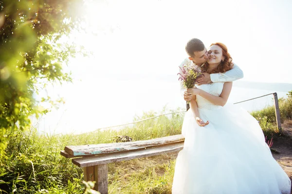 Felice coppia sposa in un giorno d'estate all'aperto — Foto Stock