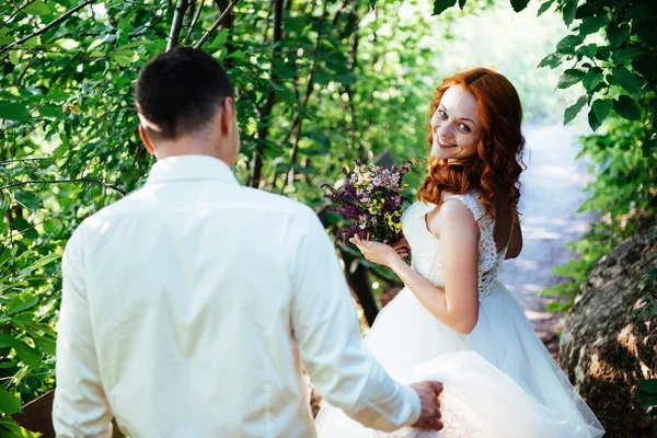 Felice coppia sposa in un giorno d'estate all'aperto — Foto Stock