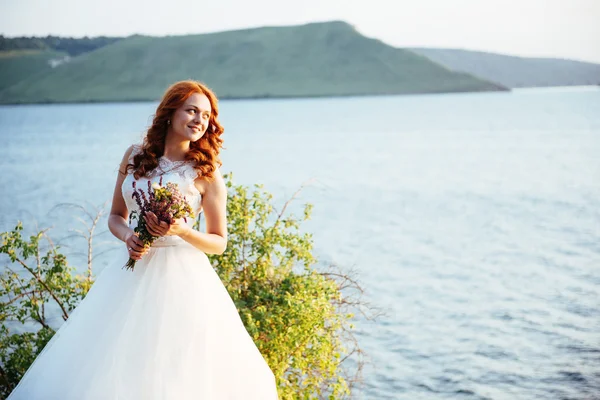 Underbar blondin på klipporna, mitt i havet — Stockfoto