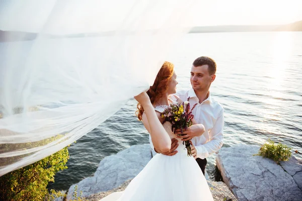 Bella bella bella bionda sposa e sposo di classe sulle rocce, ami — Foto Stock