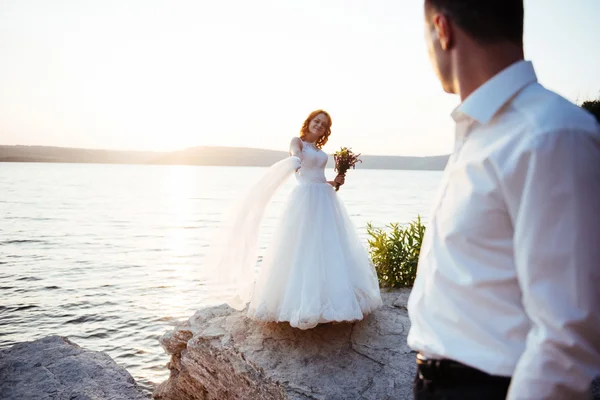 Όμορφη όμορφη ξανθιά νύφη και ο γαμπρός αριστοκρατικό πάνω στα βράχια, ami — Φωτογραφία Αρχείου