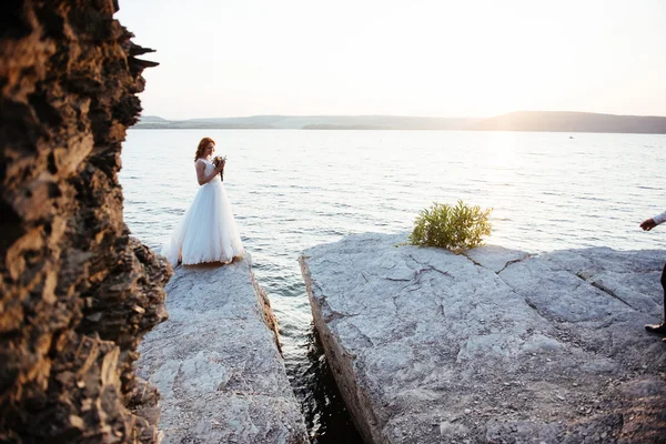 Splendida bionda sugli scogli, in mezzo al mare — Foto Stock