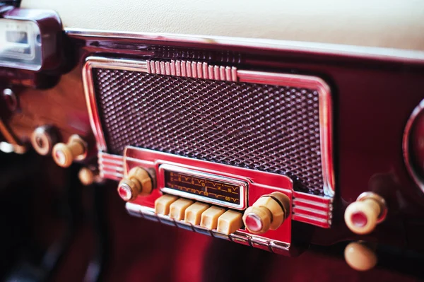 Radio nel cruscotto all'interno della vecchia auto d'epoca . — Foto Stock