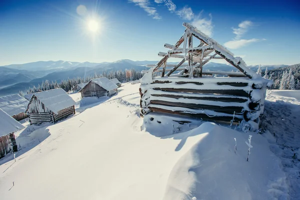 Chalet dans les montagnes. Carpates. Ukraine, Europe — Photo