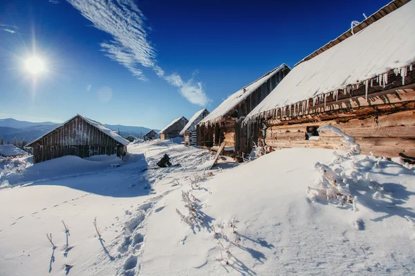 Kabina w górach w zimie — Zdjęcie stockowe