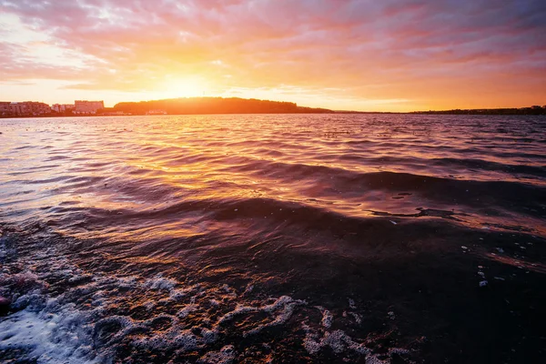 Puesta de sol sobre el mar. Cárpatos. Ucrania, Europa — Foto de Stock