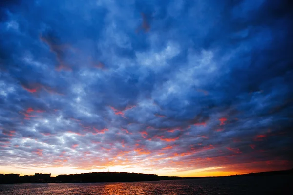 Cielo colorido con fondo de sol en las montañas. atardecer, amanecer . — Foto de Stock