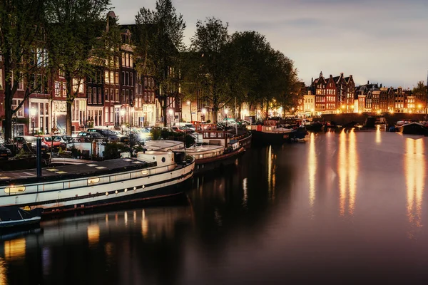 Прекрасная ночь в Амстердаме. Ночное освещение зданий и сооружений — стоковое фото