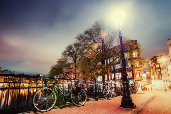 Bela vista calma noite da cidade de Amsterdã . — Fotografia de Stock