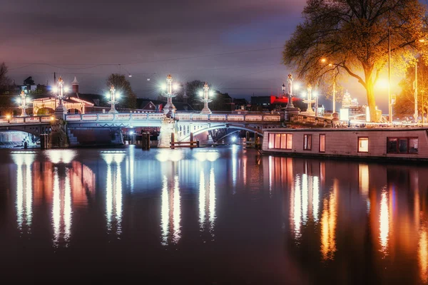 Pięknej nocy w Amsterdamie. Nocne oświetlenie budynków — Zdjęcie stockowe