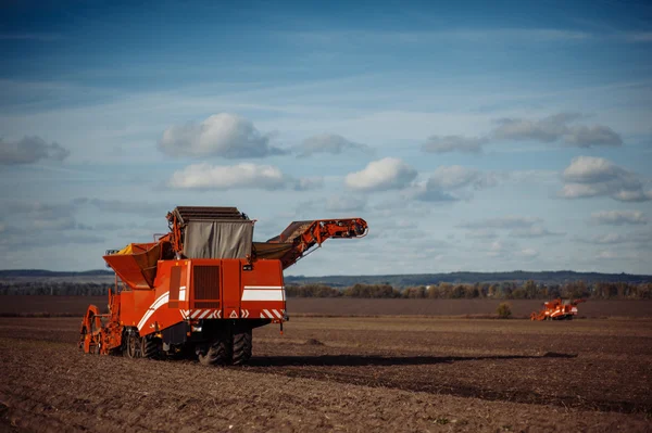 Tractor arando el campo . — Foto de Stock