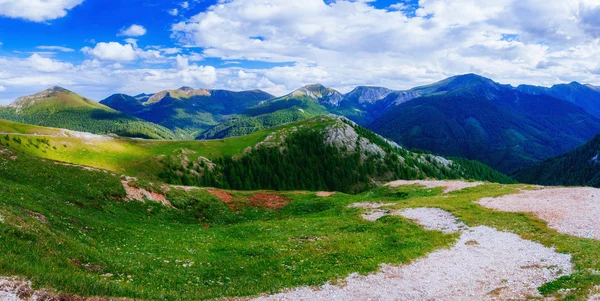 Гірські вершини вкриті снігом — стокове фото