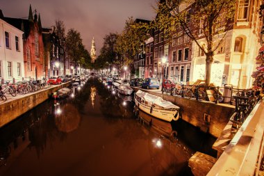 Amsterdam'da güzel bir gece. gece aydınlatma binaların bir