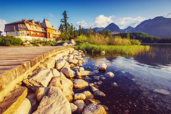 O nascer do sol sobre um lago no parque High Tatras. Shtrbske Pleso , — Fotografia de Stock