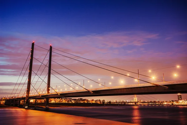 Gece şehir manzarası Dyusildorf. Medya liman. Almanya. Yumuşak lig — Stok fotoğraf