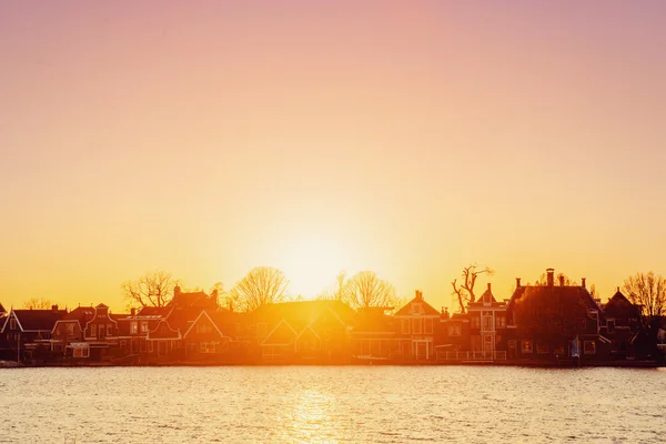 Sonnenuntergang über Häusern — Stockfoto