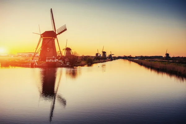 Hagyományos holland szélmalmok Rotterdam a csatornáról. Hollandia. — Stock Fotó