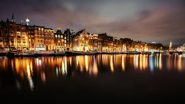 Vacker natt i amsterdam. natt belysning byggnader en — Stockfoto