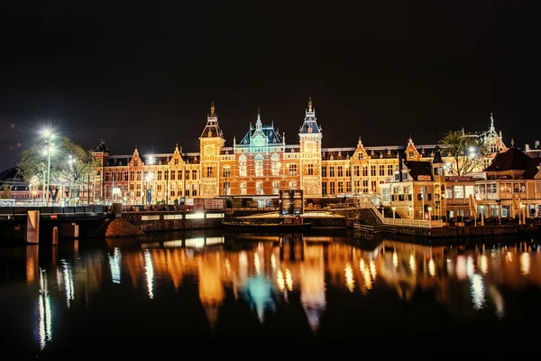 Belle nuit à Amsterdam. Illumination nocturne des bâtiments — Photo