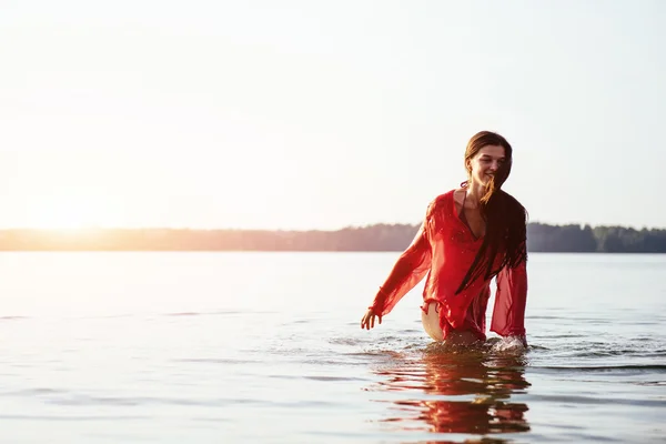 Симпатичная девушка купается в воде — стоковое фото