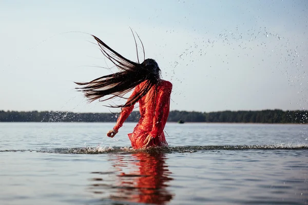 Nettes Mädchen badet im Wasser — Stockfoto