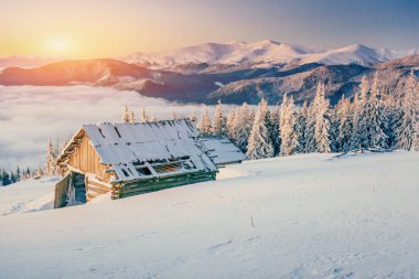 gün batımında dağlarda Chalets