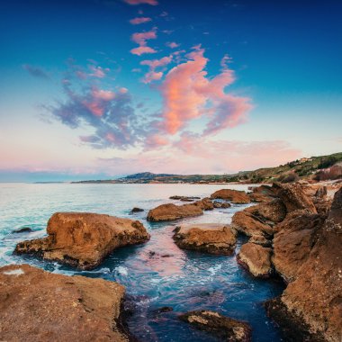 Doğal kayalık sahil şeridi Cape Milazzo.Sicily, İtalya.