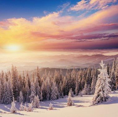 Kış dağlarda günbatımı