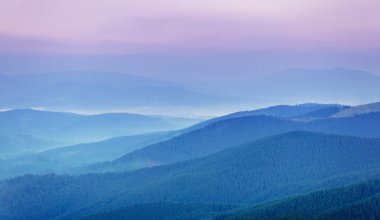 Ukrayna'nın dağlarda fantastik günbatımı.
