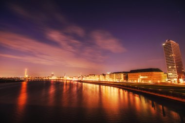 gece şehir peyzaj dyusildorf. medya liman. Almanya.