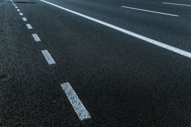 Beyaz çizgili yeni asfalt dokusu