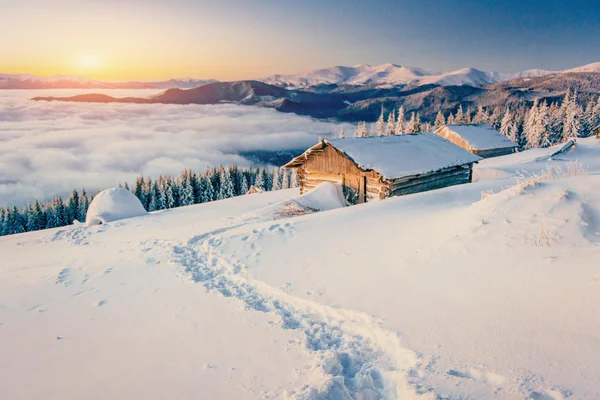 Chalets in the mountains at sunset — Stock Photo, Image