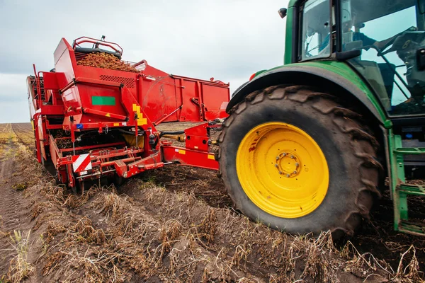 Traktor pflügt das Feld um. — Stockfoto