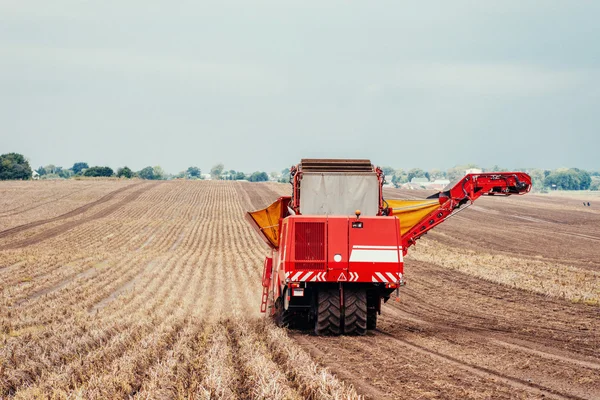 Tractors working in the field — Stock Photo, Image