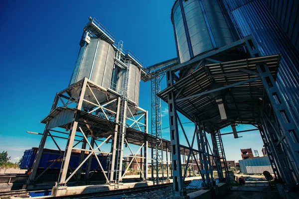 Conjunto de tanques de almacenamiento de cultivos agrícolas cultivados procesamiento pl — Foto de Stock