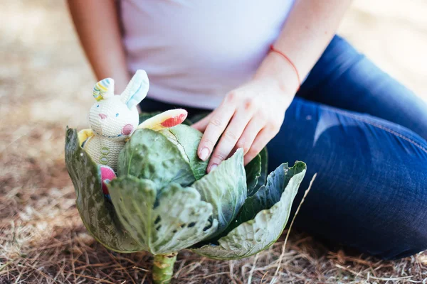 Smiling pregnant couple with cabbage — Stock Photo, Image