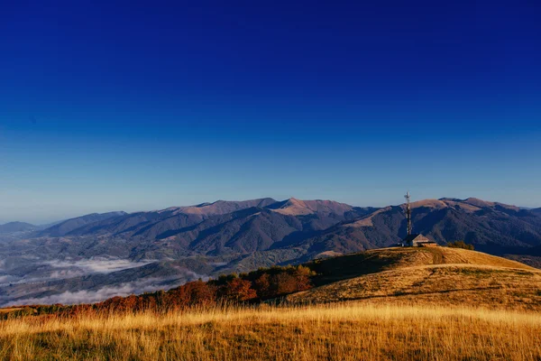 秋の山の霧。カルパティア山脈。ウクライナ, ヨーロッパ — ストック写真