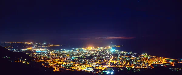 Sahilde bir gece ile şehir — Stok fotoğraf