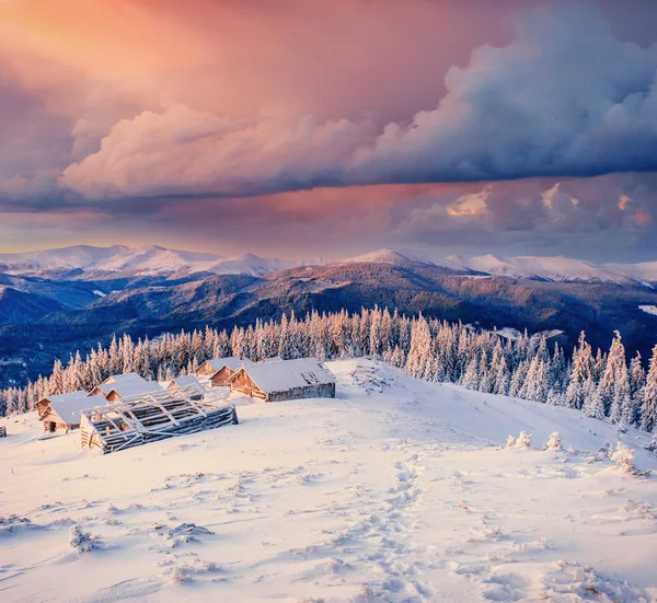 Srub v horách v zimě — Stock fotografie