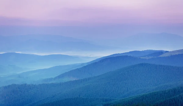 ウクライナの山の幻想的な夕日. — ストック写真