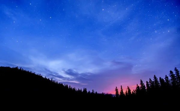Астрофотографія глибокого неба. Фантастичний зимовий метеоритний душ і засніжені гори — стокове фото