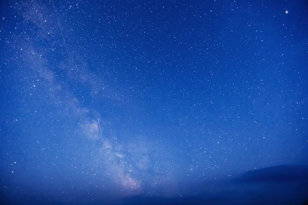 Céu estrelado. Fantástica chuva de meteoros de inverno e montanhas cobertas de neve — Fotografia de Stock